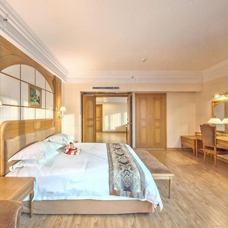 Hotel Silverland Дунгуань Екстер'єр фото
