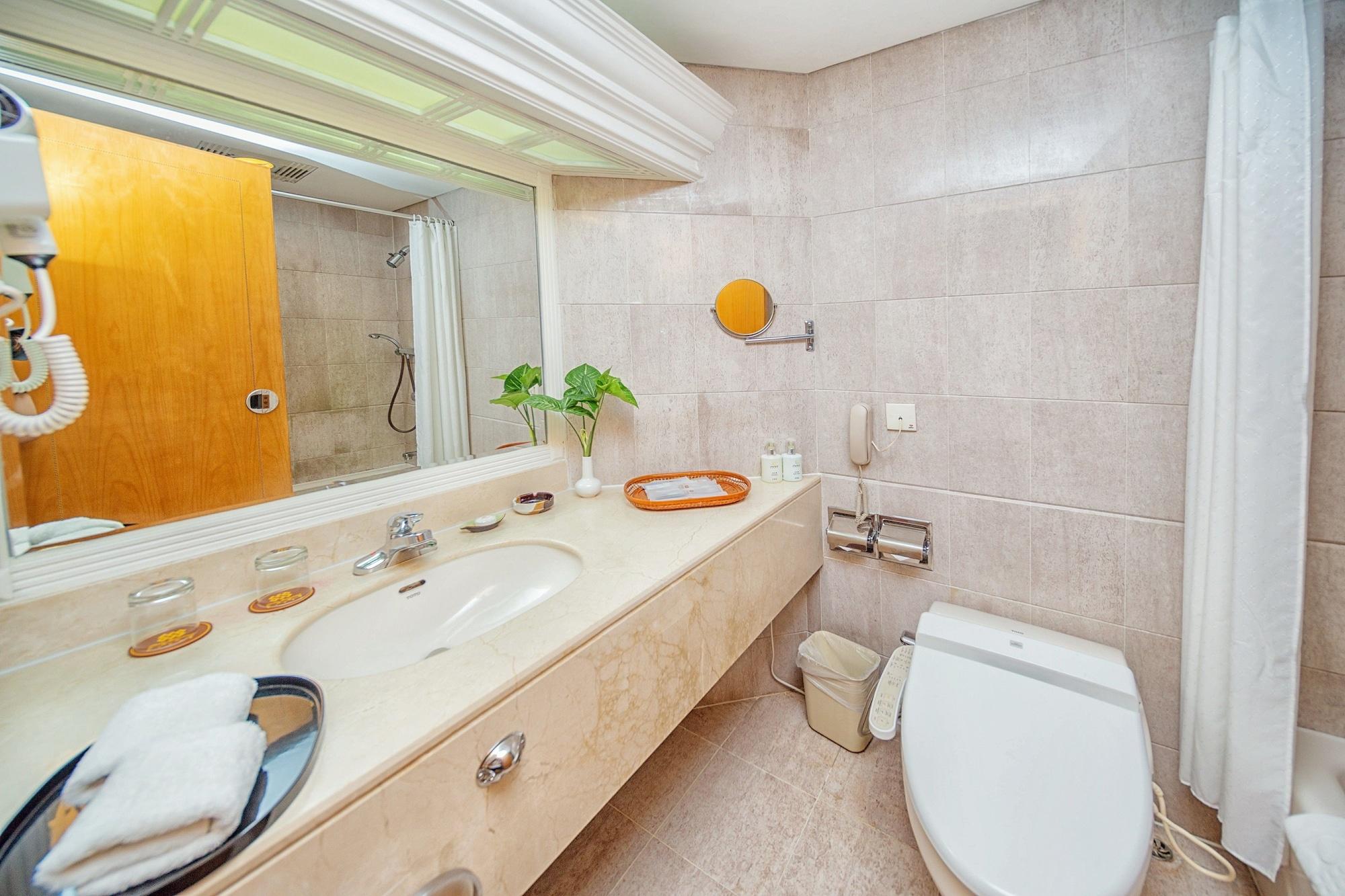 Hotel Silverland Дунгуань Екстер'єр фото