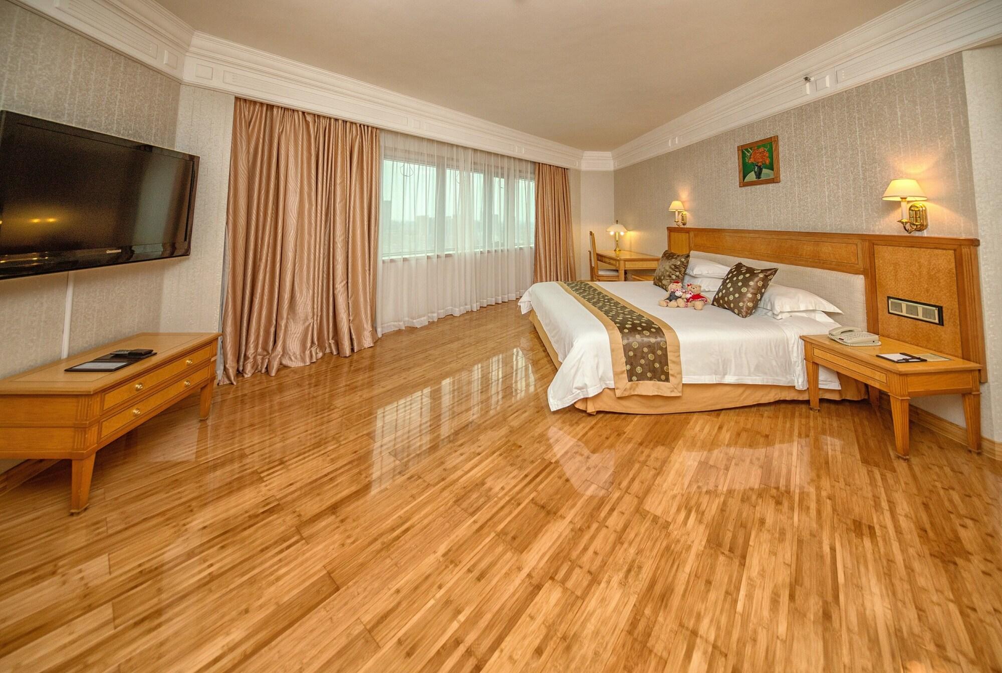 Hotel Silverland Дунгуань Екстер'єр фото