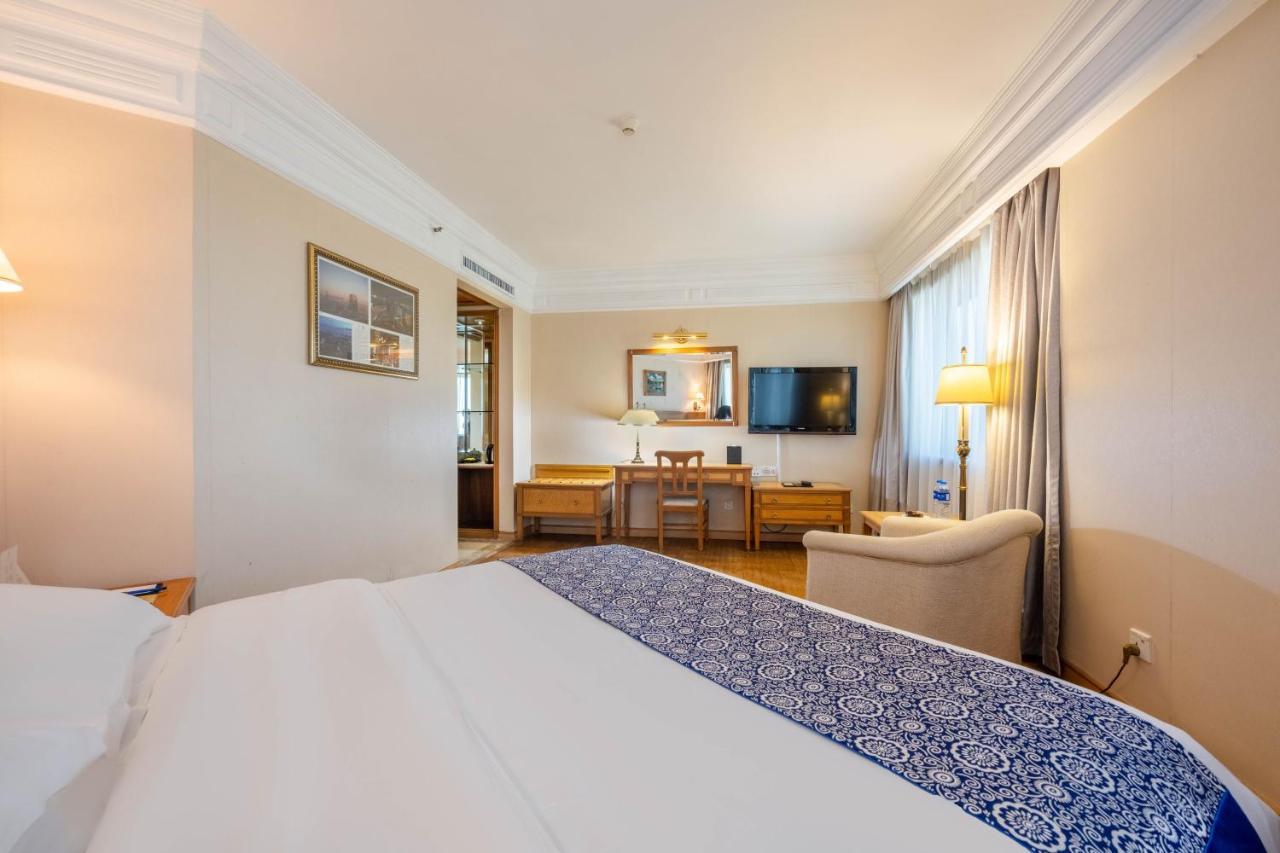Hotel Silverland Дунгуань Екстер'єр фото