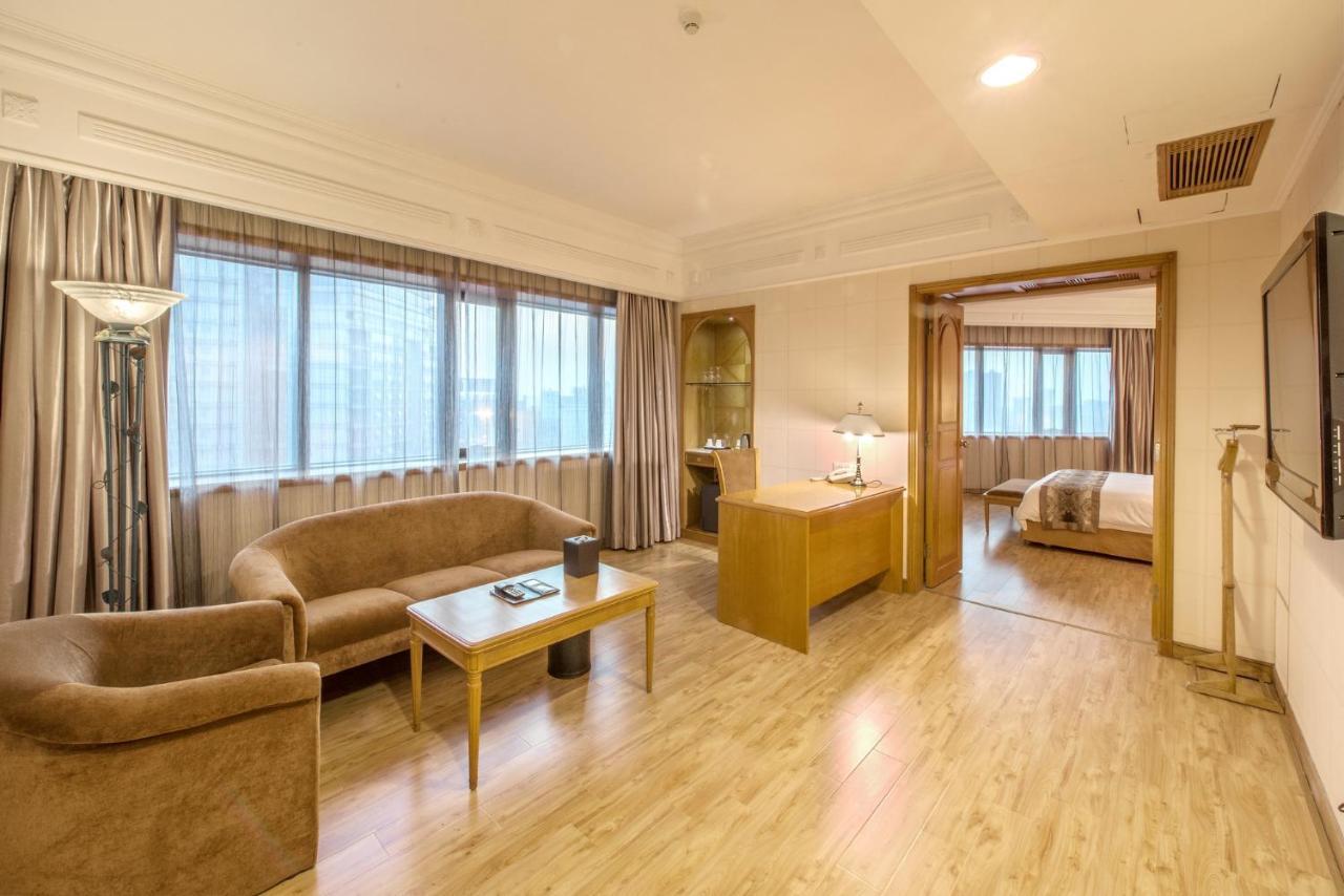 Hotel Silverland Дунгуань Екстер'єр фото