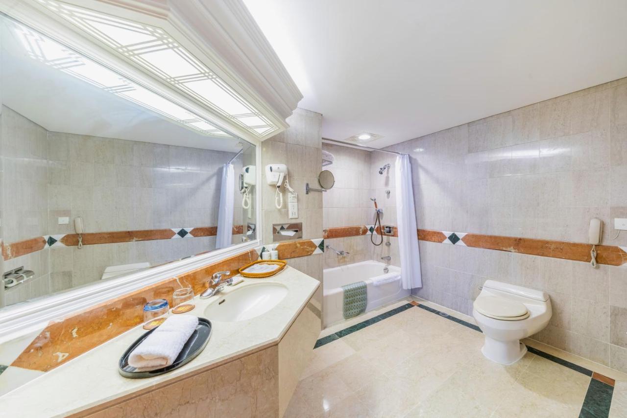 Hotel Silverland Дунгуань Екстер'єр фото