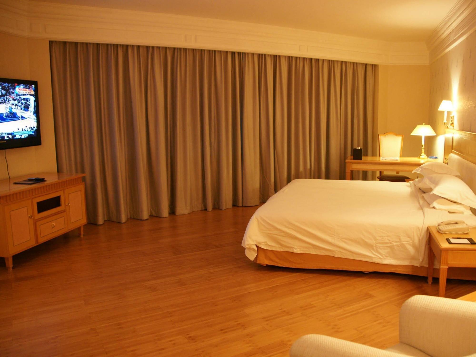 Hotel Silverland Дунгуань Екстер'єр фото